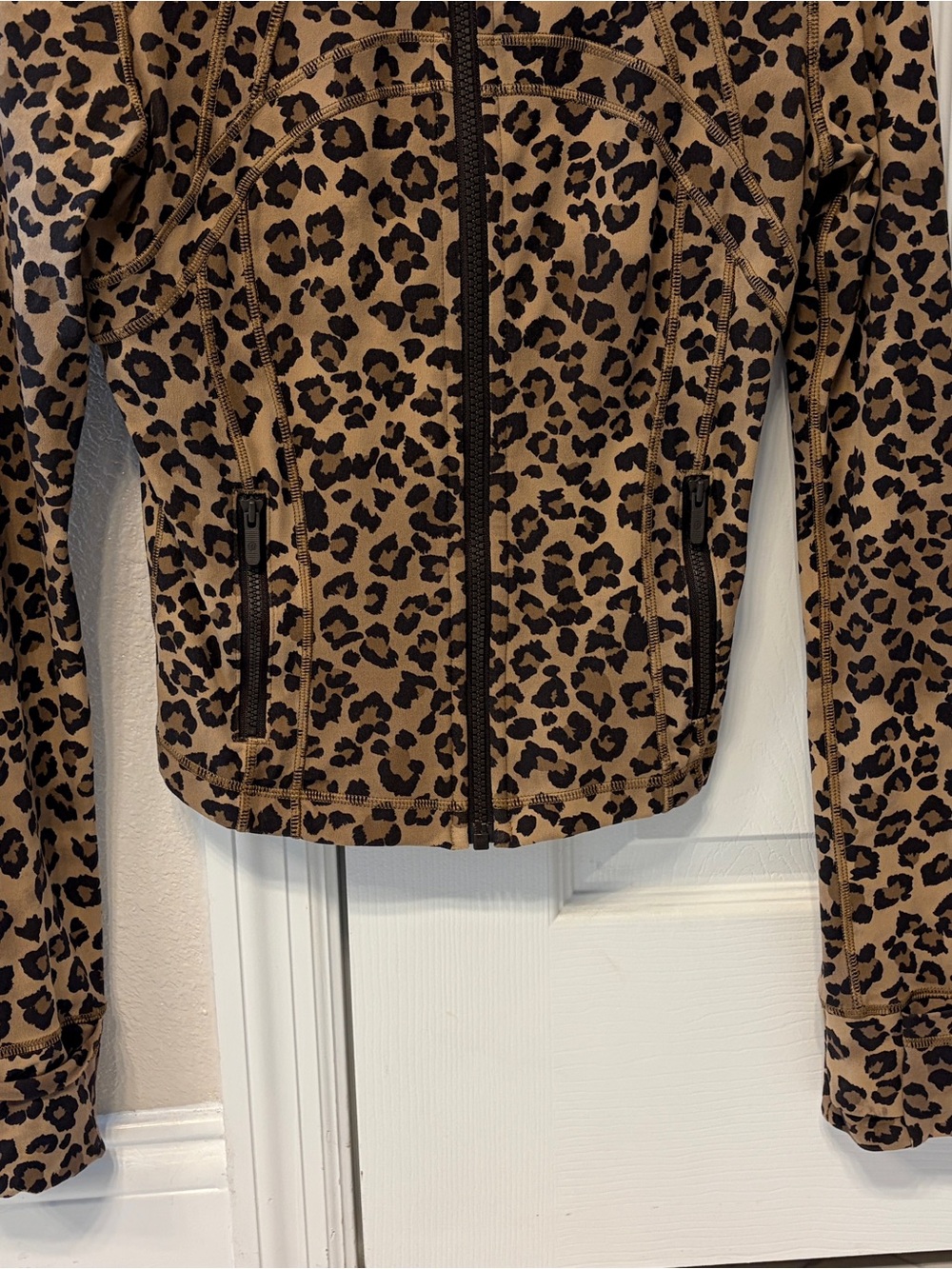 Lululemon Cropped Define Jacket 4 Leopard with matching Scrunchie - Picture 4 of 9
